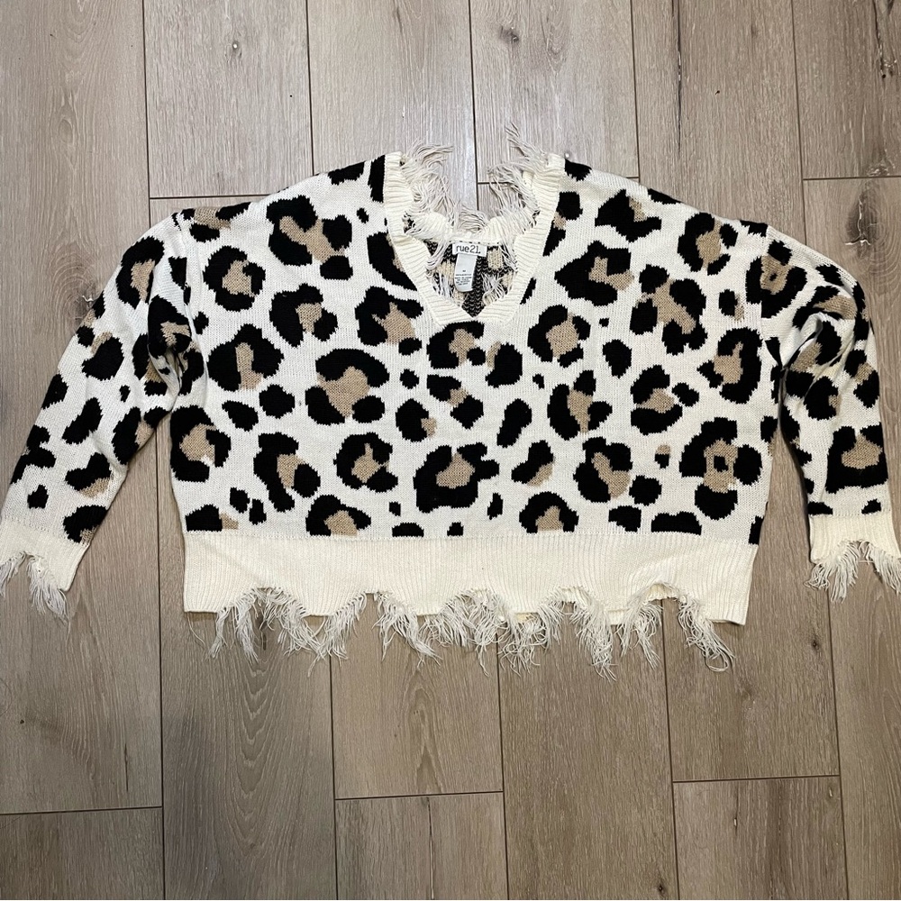 Rue 21 Leopard Print Distressed V-Neck Cropped Sweater Women’s Size Medium